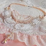 Plastron Bouquet d'un Jour Haute Couture brod&eacute; avec des fleurs en Nacre &agrave; laquelle s'ajoute cristaux, perles rondes, cabochon rond, perles nacr&eacute;es avec fermoir et cha&icirc;nette Argent 925